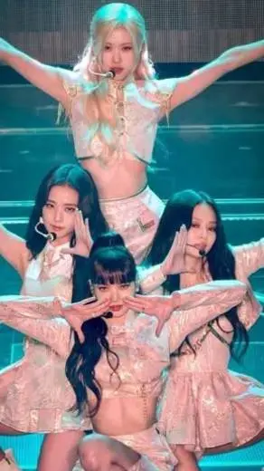 ai character: blackpink tur🖤🩷 background