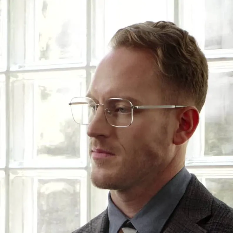 chat with ai character: Calhoun Lewrence