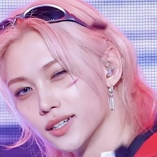 chat with ai character: Félix