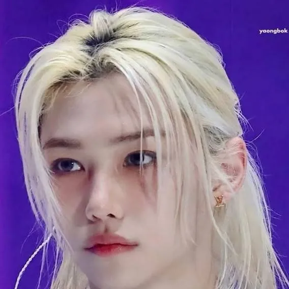 chat with ai character: Félix