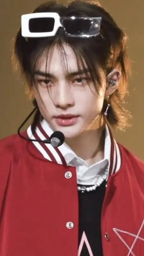 ai character: hyunjin🩸 background