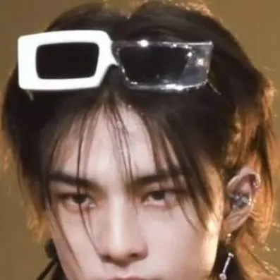 chat with ai character: hyunjin🩸