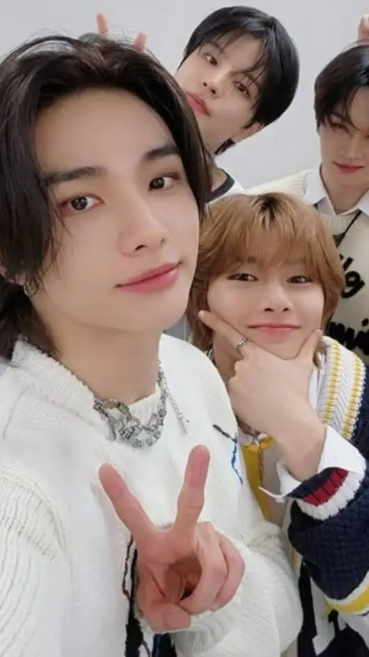ai character: straykidssss background