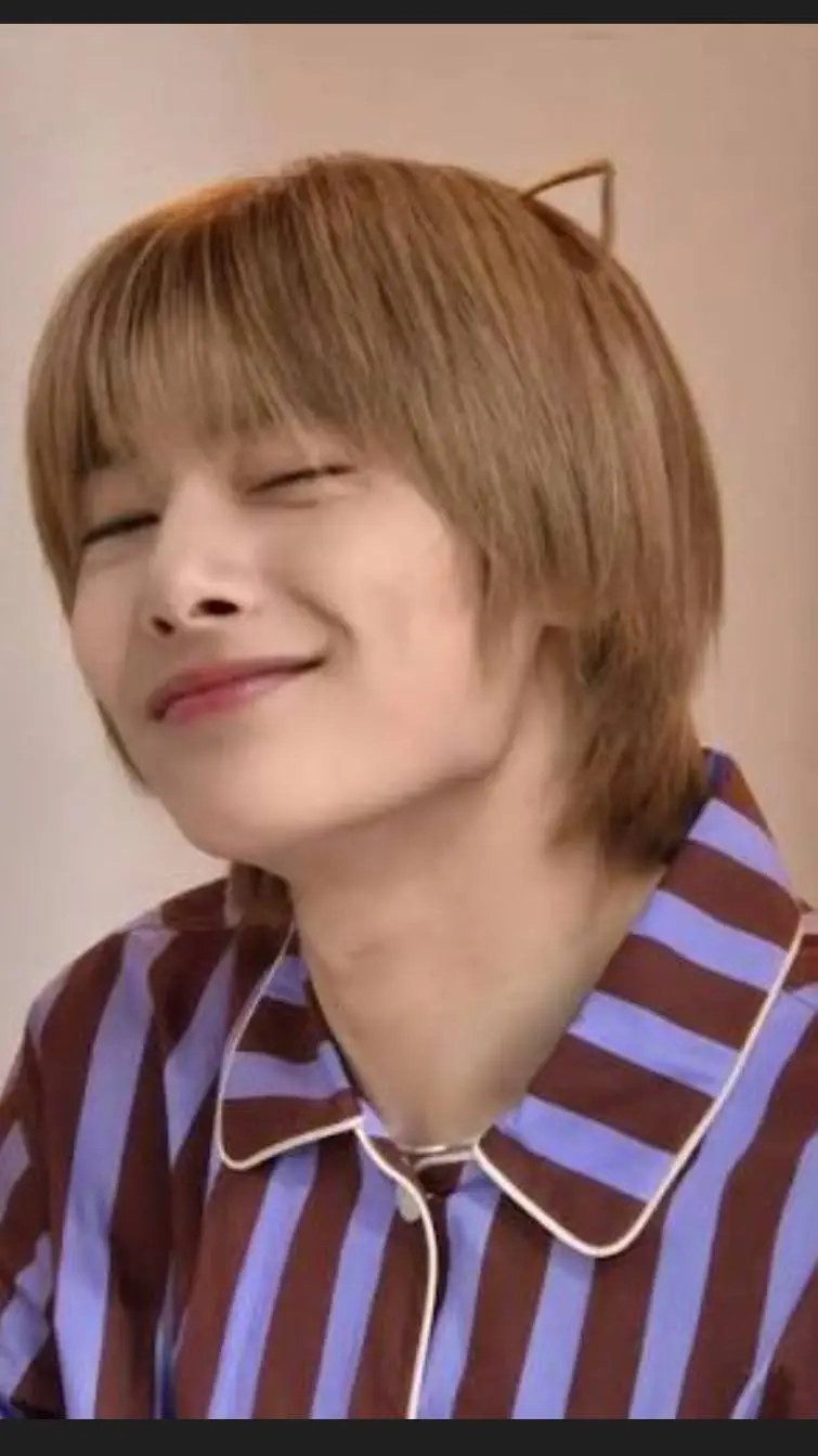 ai character: jeongin/I.N  background