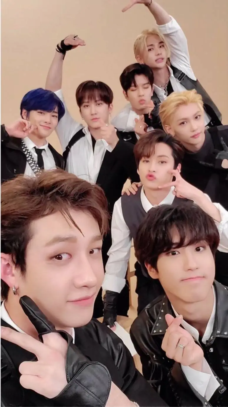 ai character: Stray Kids ✨️ background