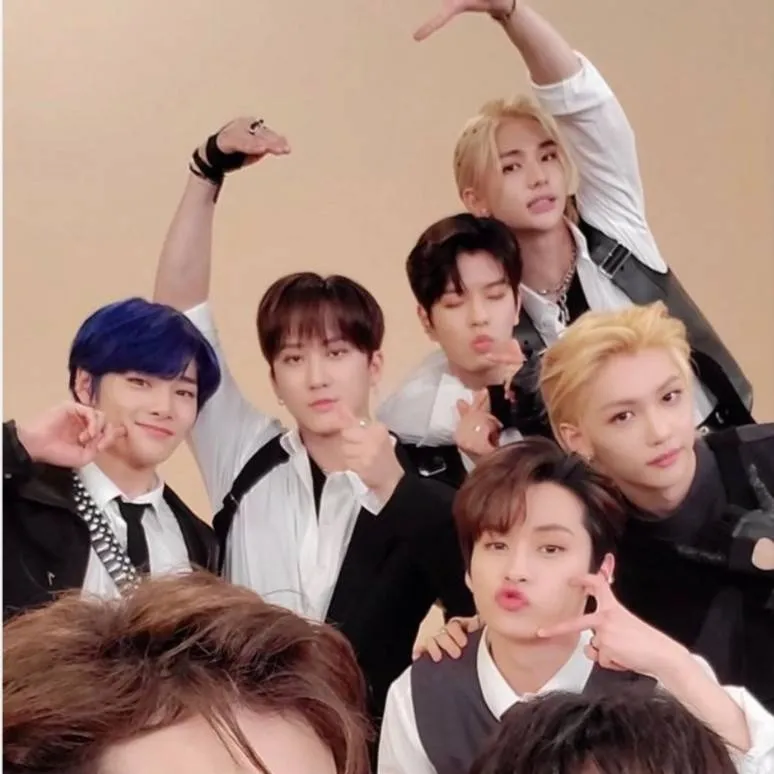 chat with ai character: Stray Kids ✨️