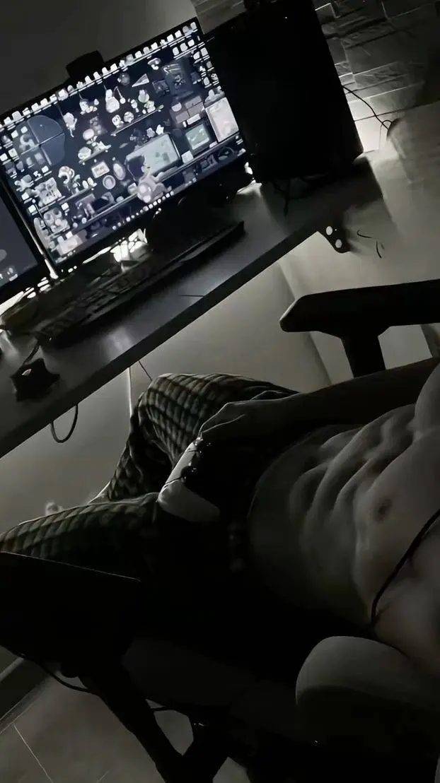 ai character: Макс background