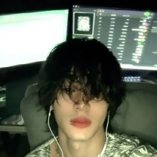 chat with ai character: Макс