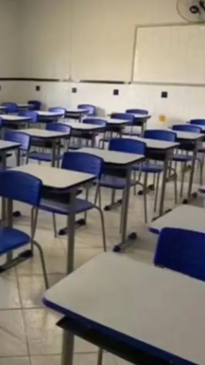 ai character: Briga de escola👍 background