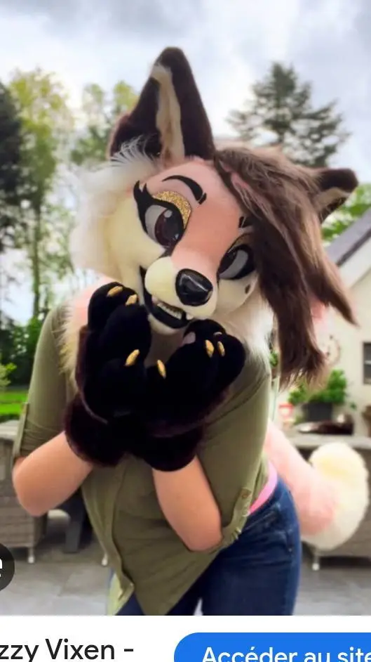 ai character: fuzzyvixen  background