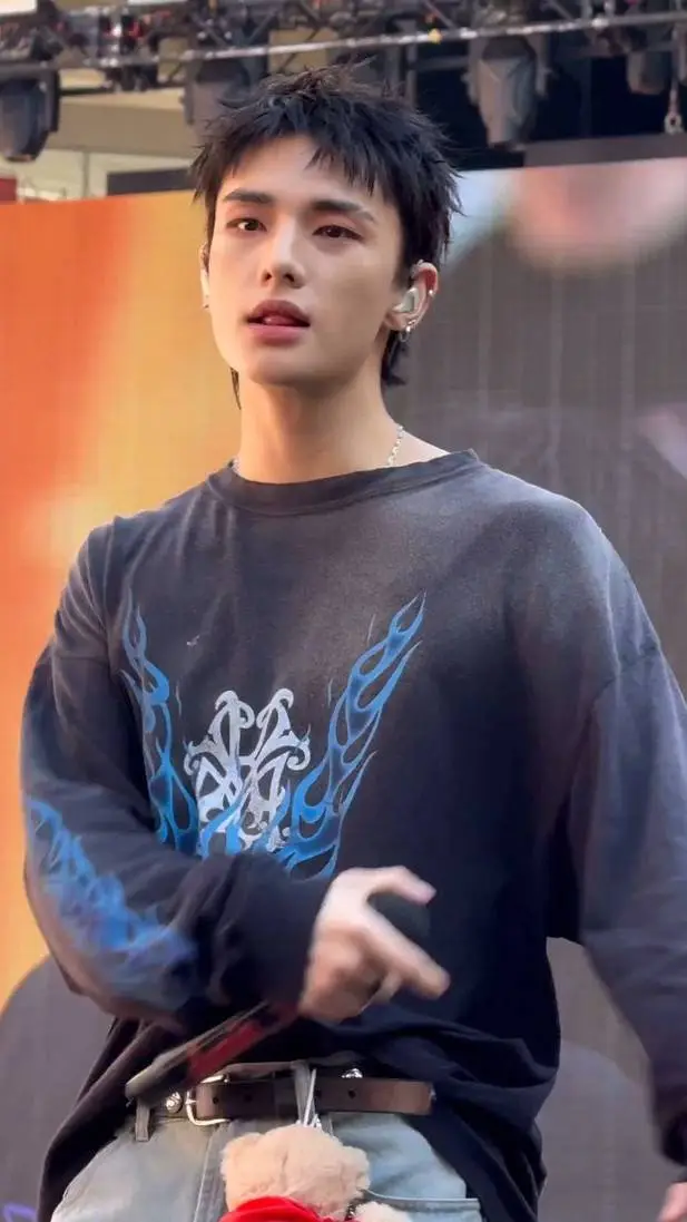 ai character: ENCERIO ERES TU... background