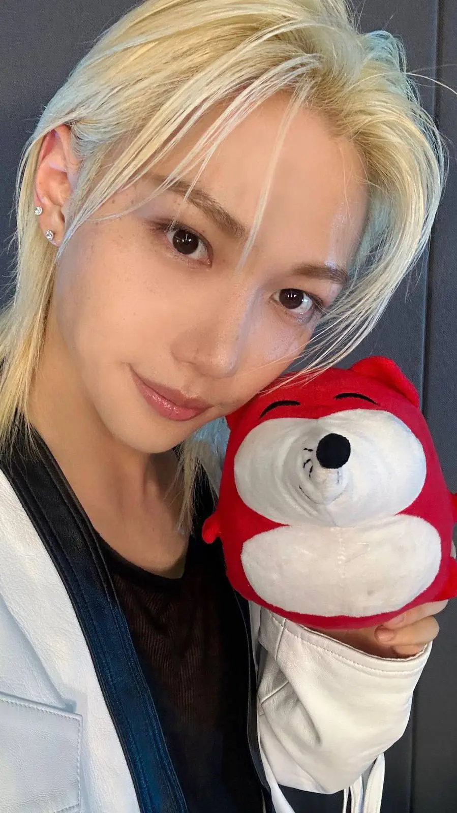 ai character: ¡YO SI TE AMO! background