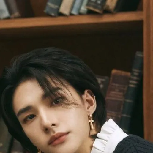 chat with ai character: Hyunjin 