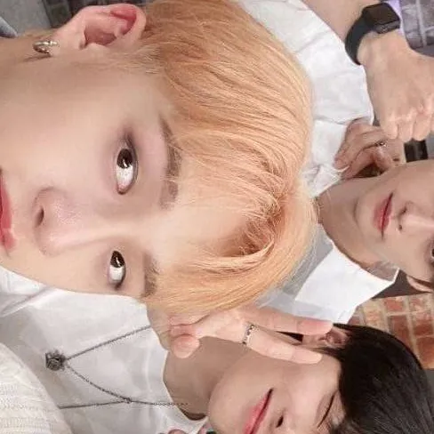 chat with ai character: stray kids