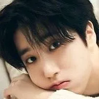 chat with ai character: Lee know💚♥️