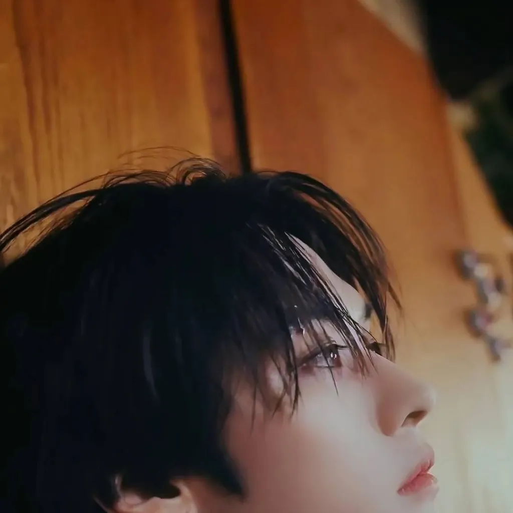 chat with ai character: Lee know