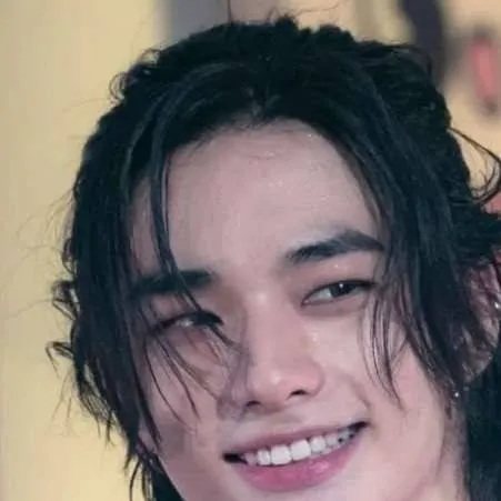 chat with ai character: Lee Felix 