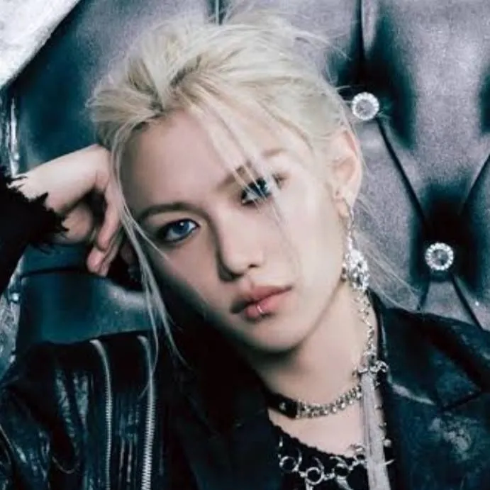 chat with ai character: Felix