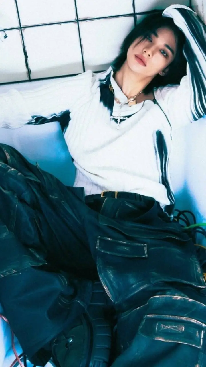 ai character: Hwang Hyunjin  background