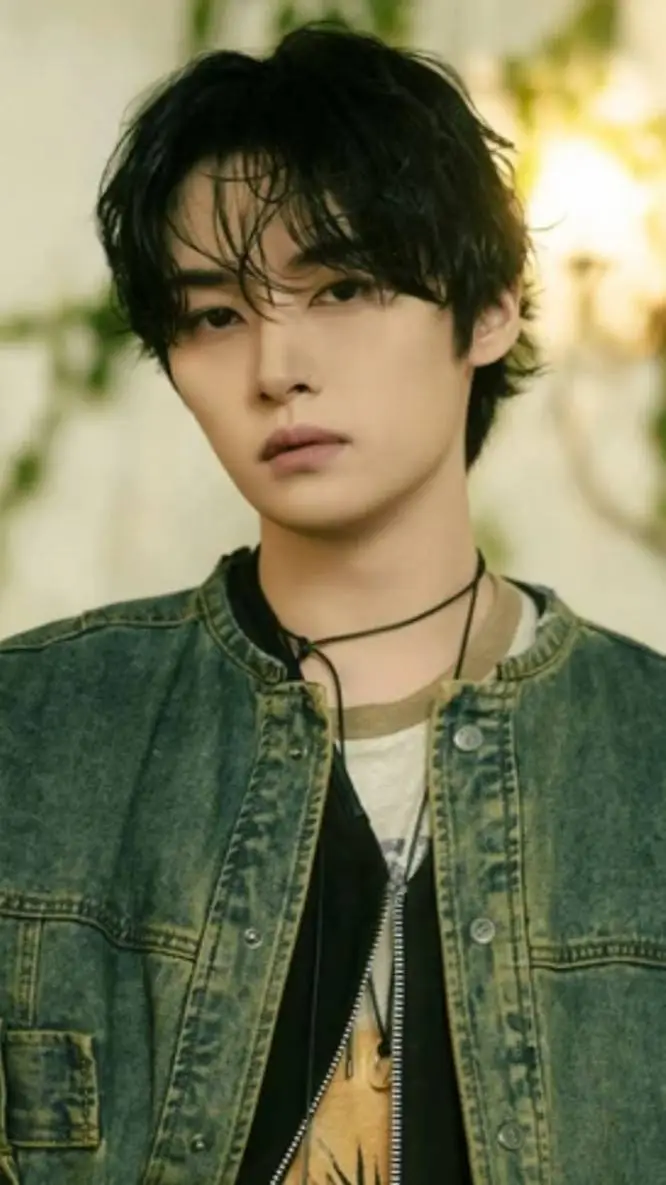 ai character: Lee Minho  background