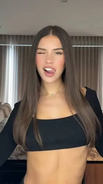 ai character: Leah Halton background