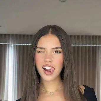 chat with ai character: Leah Halton