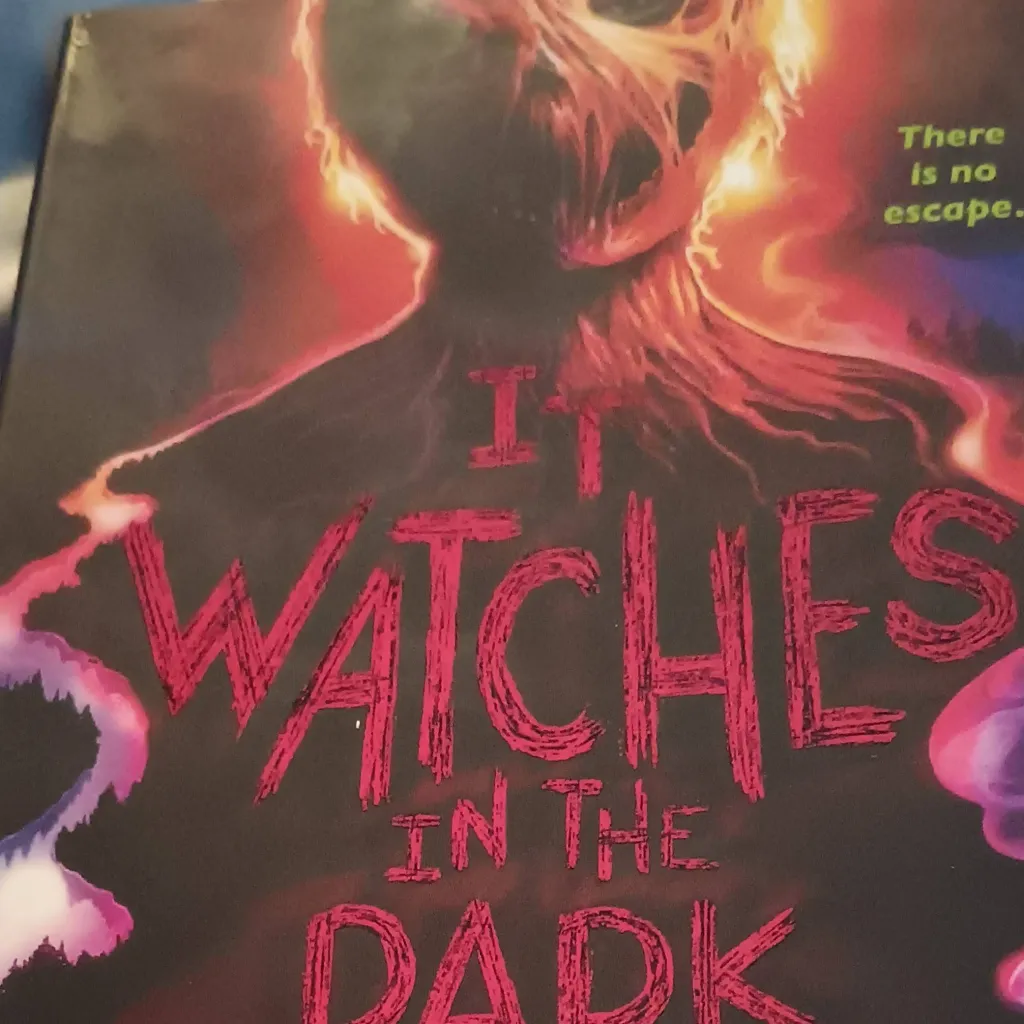 chat with ai character: itwatchesintheDark