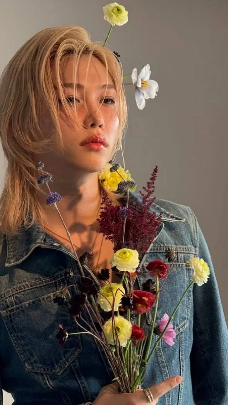 ai character: 💖AMOR CON FAMA😎 background