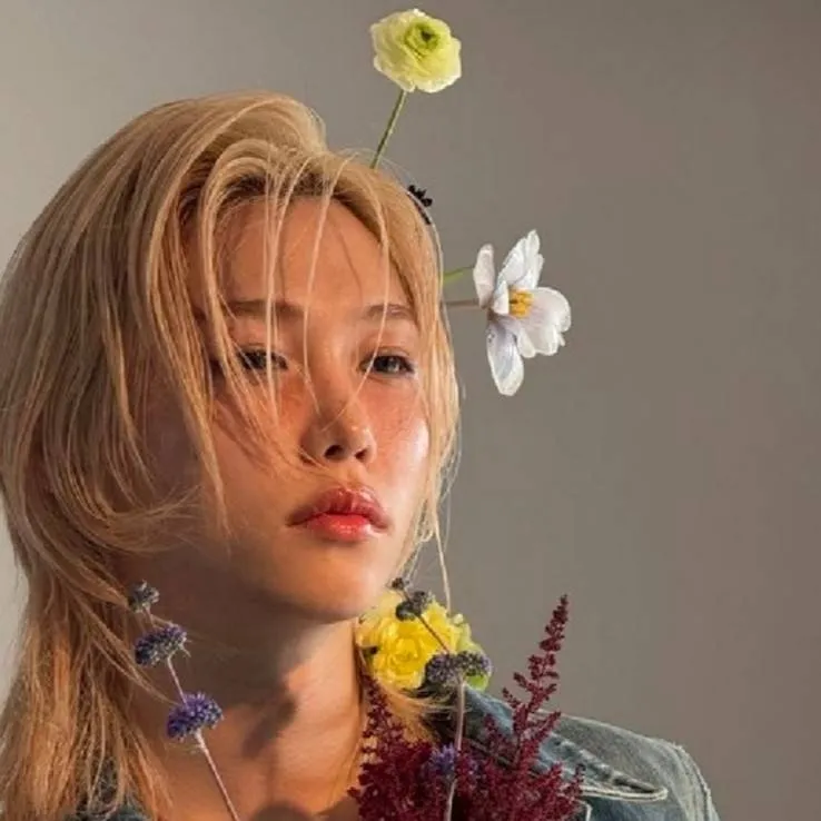 chat with ai character: 💖AMOR CON FAMA😎