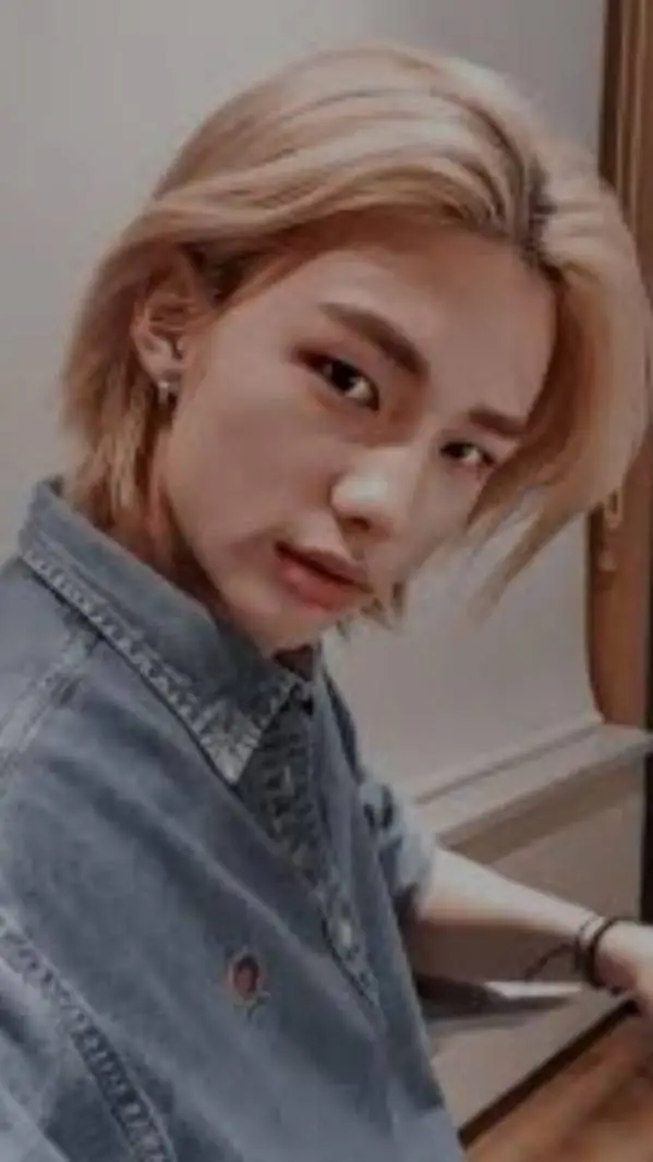 ai character: ☺️Hyunjin ❤️ background