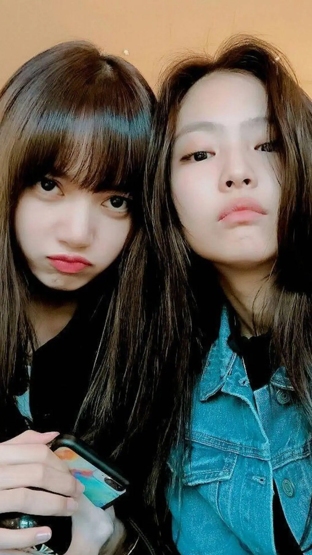 ai character: Lisa e Jennie background