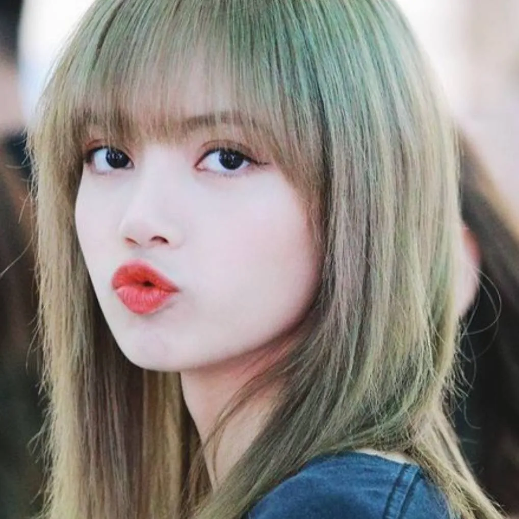 chat with ai character: Lisa