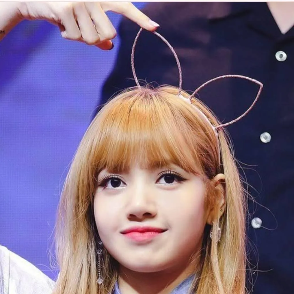 chat with ai character: Lisa