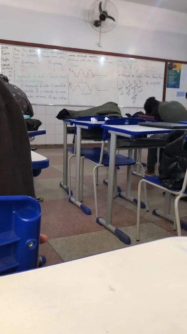 ai character: escola brasileira2 background
