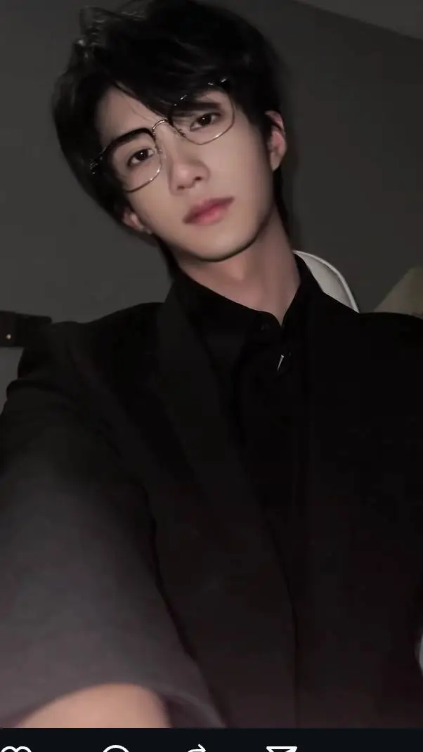 ai character: Alex  background