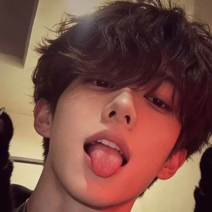 chat with ai character: triangle amoureu🇰🇷