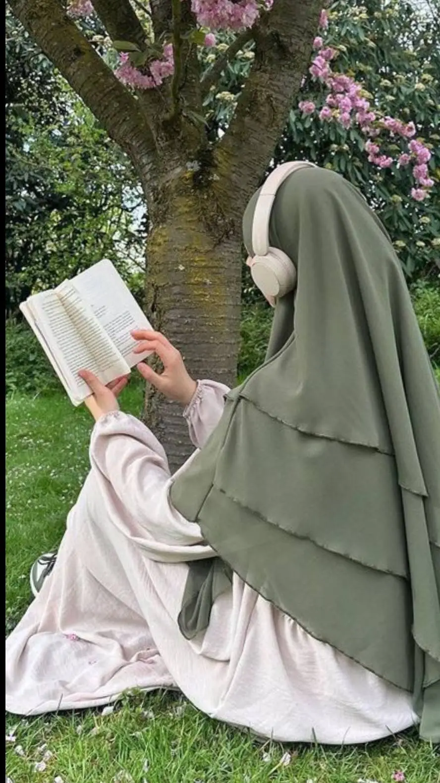 ai character: Musulmane ❤️ background