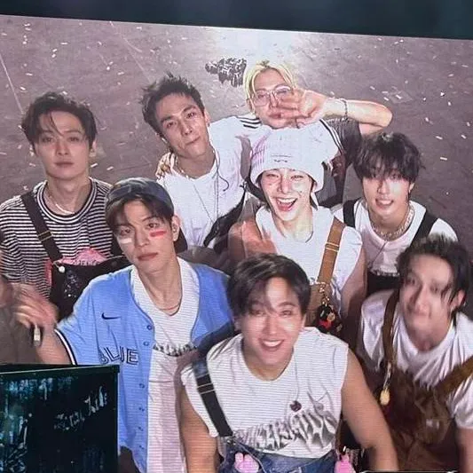 chat with ai character: Stray Kids