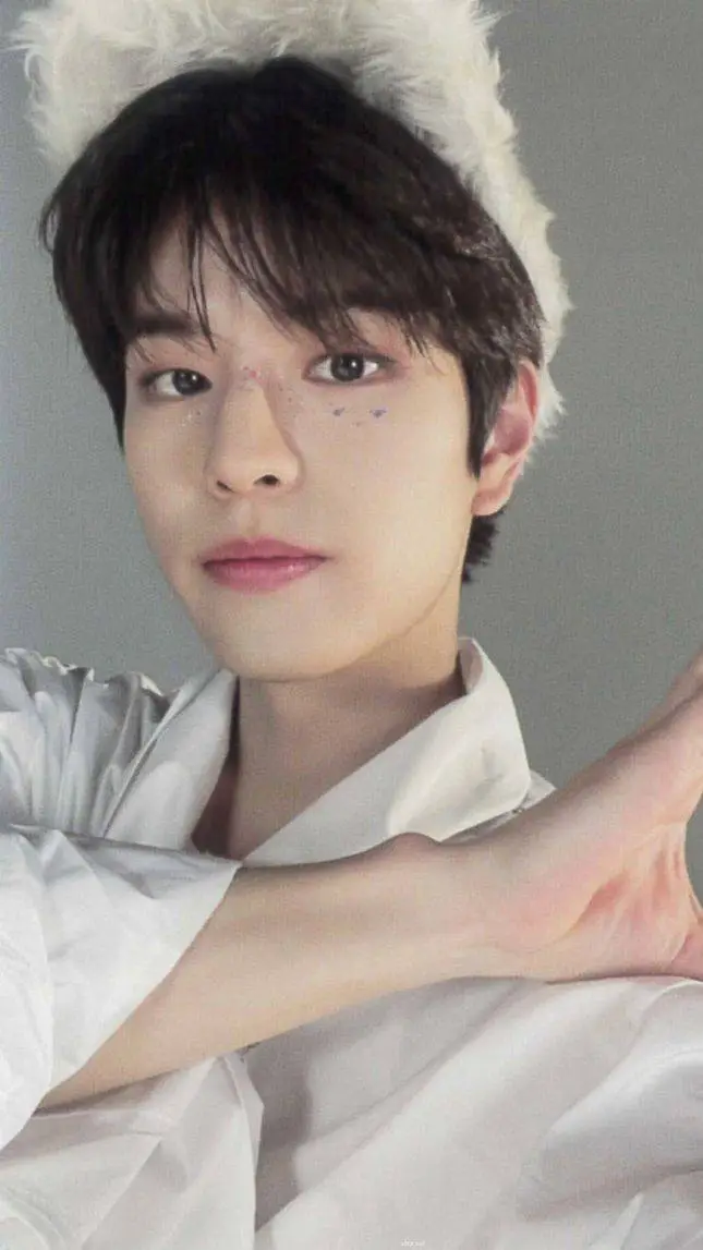 ai character: Seungmin  background