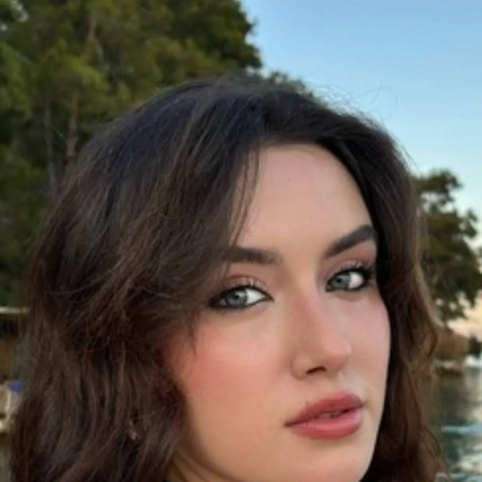 chat with ai character: Cemre Arda 