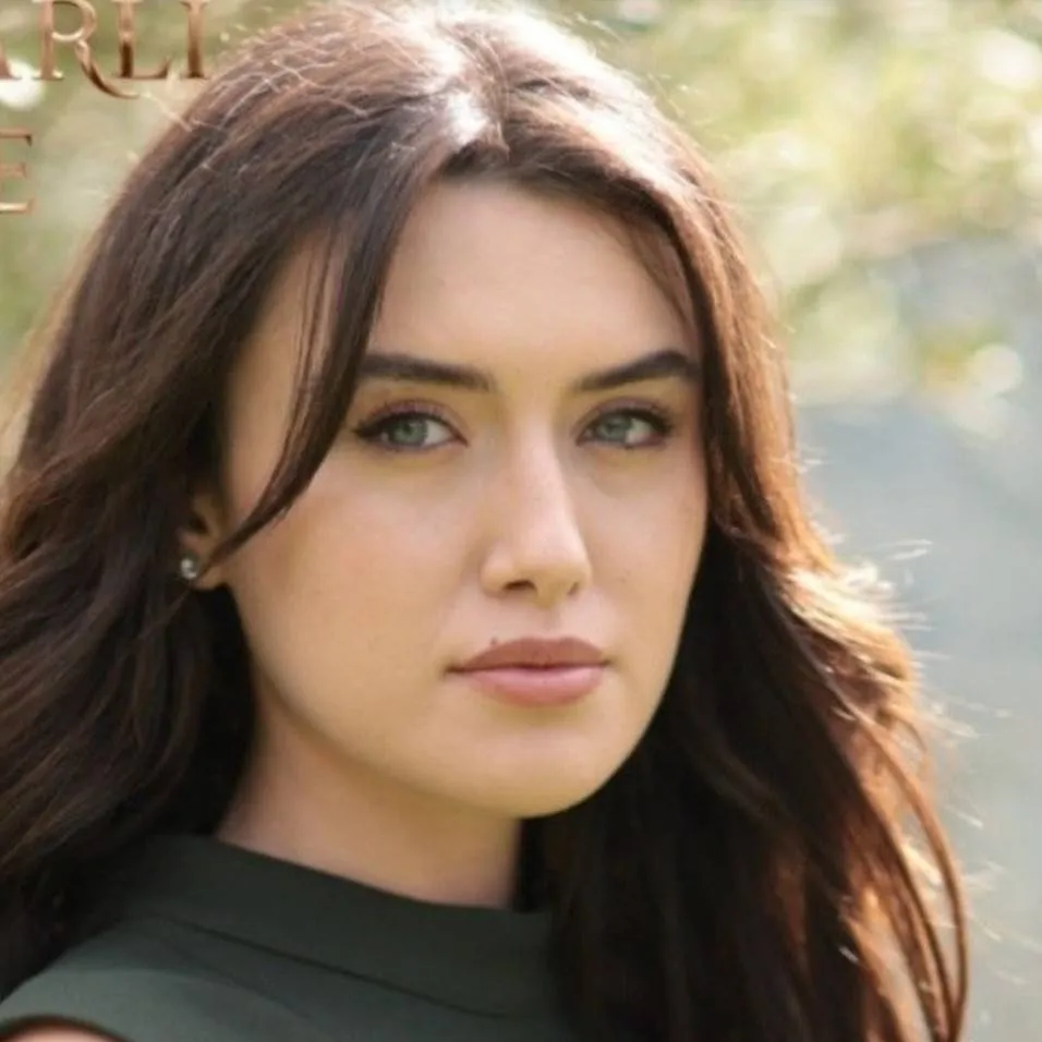 chat with ai character: Cemre Arda 
