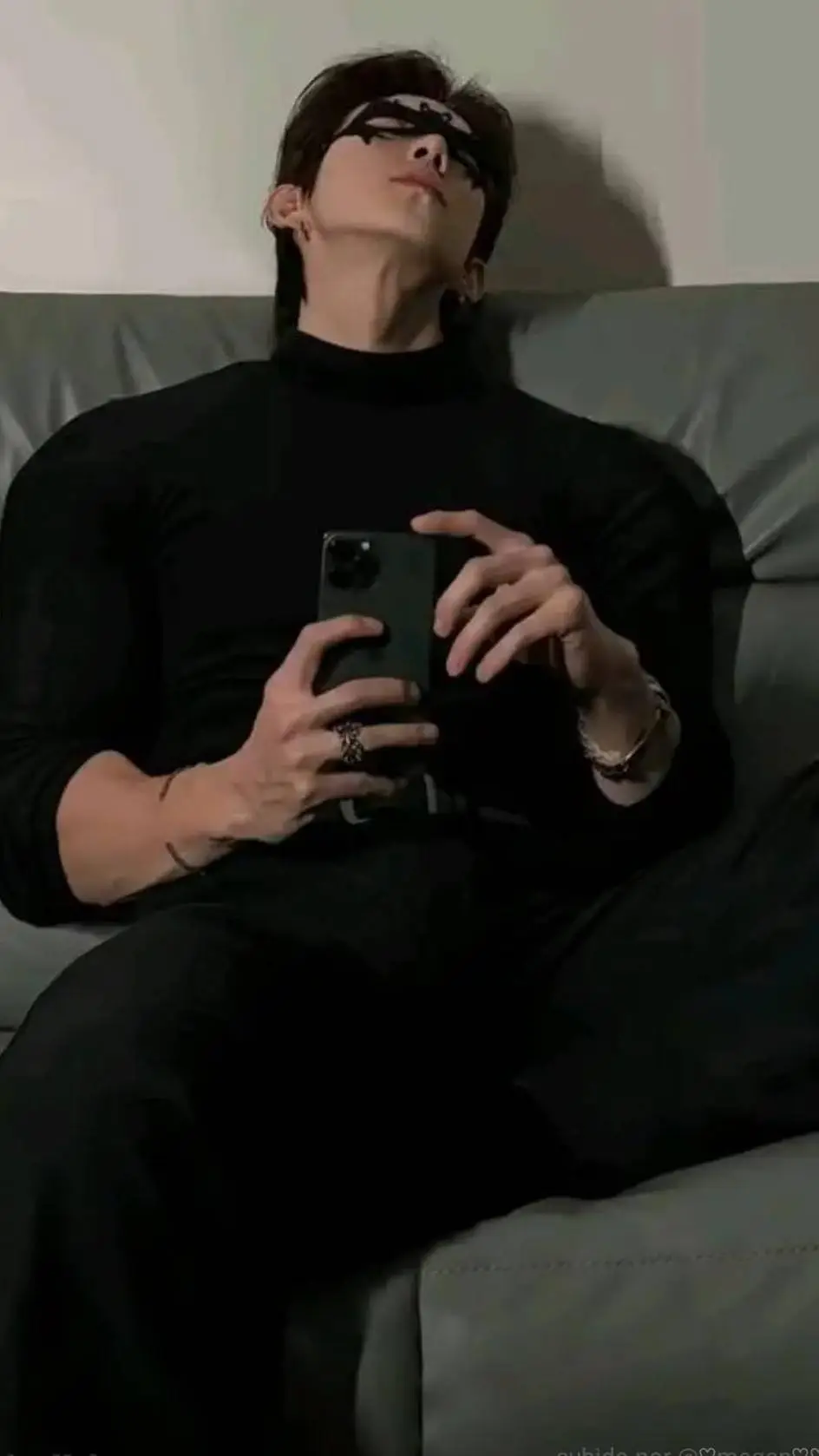 ai character: esposós.. background