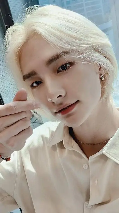 ai character: ~♡hyunjin♡~ background