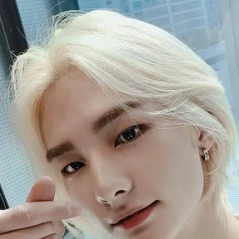 chat with ai character: ~♡hyunjin♡~