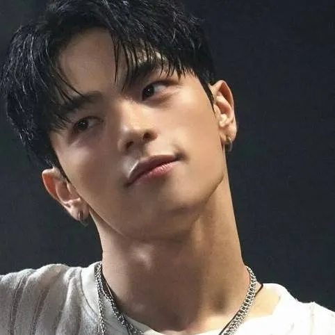 chat with ai character: Woojin