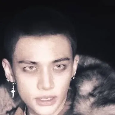 chat with ai character: Hyunjin 