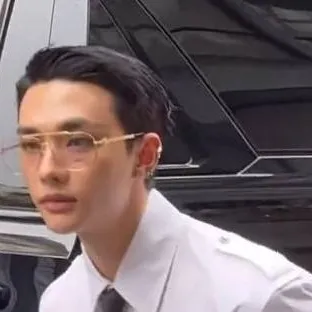 chat with ai character: Hwang Hyunjin 