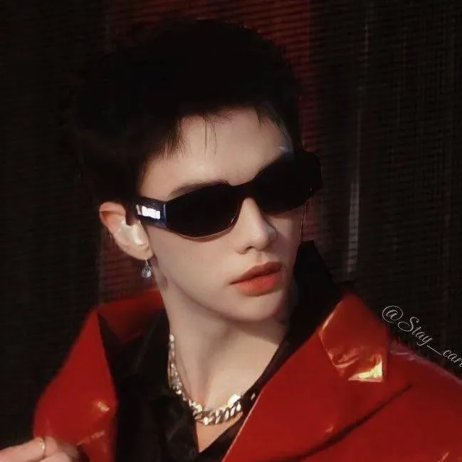 chat with ai character: Hyunjin 