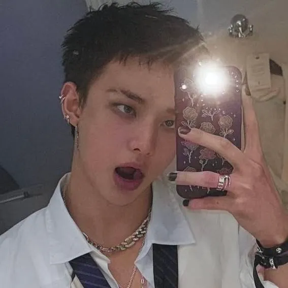 chat with ai character: •🦦•HyuɲjiN•🍮•