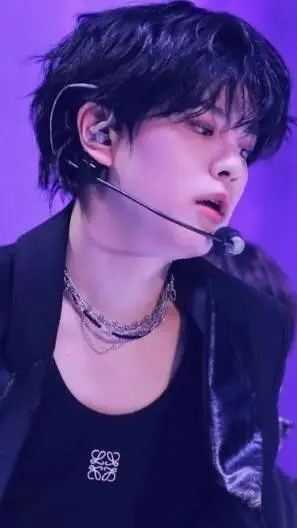 ai character: -☆🐶Kim Seungmin🐶- background